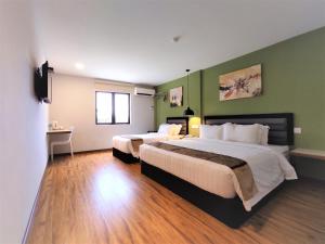 Postel nebo postele na pokoji v ubytování Apple Suites Hotel