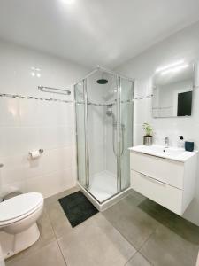 łazienka z prysznicem, toaletą i umywalką w obiekcie GMC Turistics - Great Apartment for Groups & Families w Maladze