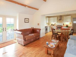 ein Wohnzimmer mit Sofa und Tisch in der Unterkunft Ty Capel Bryntwrog in Holyhead + 12 Fotos