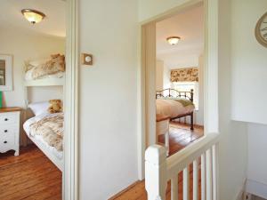 1 Schlafzimmer mit 2 Etagenbetten und einem Flur in der Unterkunft Ty Capel Bryntwrog in Holyhead