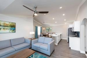 a living room with a couch and a kitchen at Westgate Branson Lakes Resort in Hollister