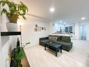 uma sala de estar com um sofá e uma mesa em Great Apartments for Groups & Families em Málaga