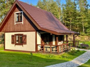 a small house with a red roof at Domek na Kaszubach nad Jeziorem in Kłodno