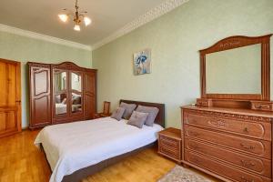 - une chambre avec un grand lit et une commode dans l'établissement Apartment near Lva Tolstoho Square, à Kiev