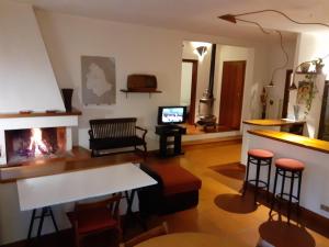 salon z kominkiem, stołem i krzesłami w obiekcie Villa con Piscina in Umbria w mieście Foligno