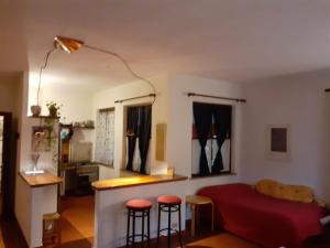 een woonkamer met een rood bed en krukken bij Villa con Piscina in Umbria in Foligno