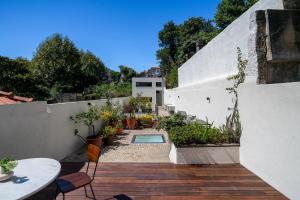 un patio avec une table et une piscine dans l'établissement Luxury Old Town Oasis for Family and Friends (Daily Breakfast + Housekeeping incl), à Porto