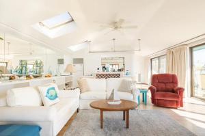 Predel za sedenje v nastanitvi Hudson Riverfront Home