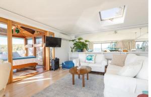 Predel za sedenje v nastanitvi Hudson Riverfront Home
