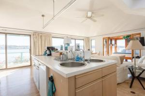 Kuhinja oz. manjša kuhinja v nastanitvi Hudson Riverfront Home