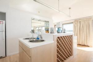 Dapur atau dapur kecil di Hudson Riverfront Home