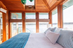 Postelja oz. postelje v sobi nastanitve Hudson Riverfront Home