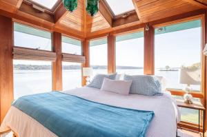 Tempat tidur dalam kamar di Hudson Riverfront Home