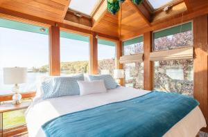 Postelja oz. postelje v sobi nastanitve Hudson Riverfront Home