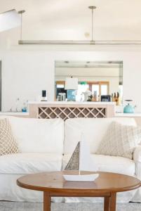 Predel za sedenje v nastanitvi Hudson Riverfront Home
