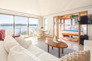 Posezení v ubytování Hudson Riverfront Home
