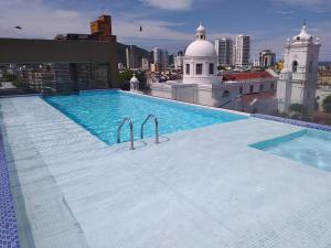 A piscina localizada em Hotel Catedral Plaza ou nos arredores