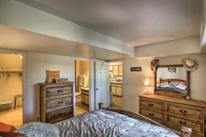 Katil atau katil-katil dalam bilik di Quiet Retreat about 5 Mi to Lost Dutchman State Park! +18 gambar