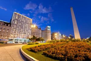 uma vista para uma cidade à noite com o monumento de Washington em Globales Republica em Buenos Aires