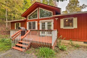 czerwony domek w lesie w obiekcie Rustic Red Cabin with Deck in Maggie Valley Club! w mieście Maggie Valley