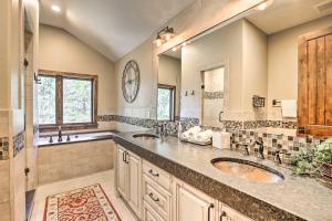Η κουζίνα ή μικρή κουζίνα στο Walk to Lift Luxe Villa with Hot Tub in Copper Mtn +32 φωτογραφίες