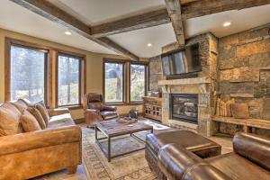 Χώρος καθιστικού στο Walk to Lift Luxe Villa with Hot Tub in Copper Mtn