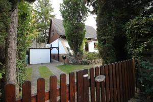 a wooden fence in front of a house at 4 Sterne Souterrain Apartment Alt-Mariendorf in Berlin