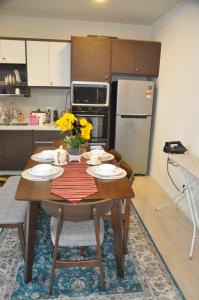 Kuchyň nebo kuchyňský kout v ubytování AmySity Homestay Gandaria Modern Lifestyle walking distance to Hub Shopping Centre at Sek 9 Bangi Sentral With Netflix
