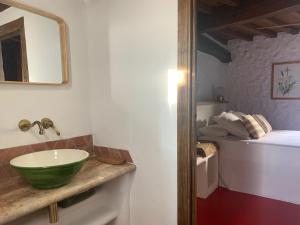 Koupelna v ubytování Lanzaroco, tu casa en La Vera