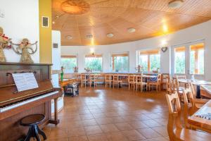Restaurace v ubytování Farma Slunečný Dvůr apartmány a family stany střecha pod střechou