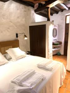 En eller flere senge i et værelse på Lanzaroco, tu casa en La Vera
