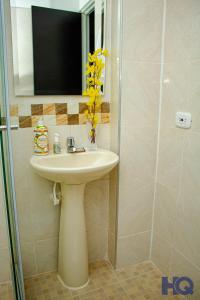 a bathroom with a sink and a shower at HOTEL QUILICHAO in Santander de Quilichao