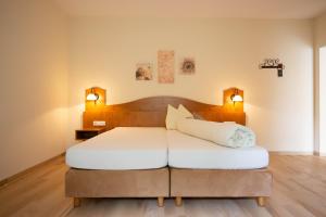 Postel nebo postele na pokoji v ubytování Gasthaus und Hotel Göttler Josef + 18 fotografií