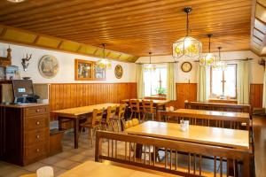 Restaurace v ubytování Gasthaus und Hotel Göttler Josef