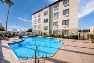 Bazén v ubytování Red Roof Inn Laredo nebo v jeho okolí