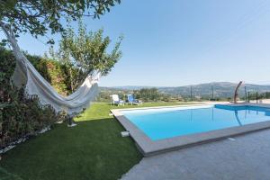 una piscina con amaca in un cortile di LovelyStay - Casa Guimas a Penafiel