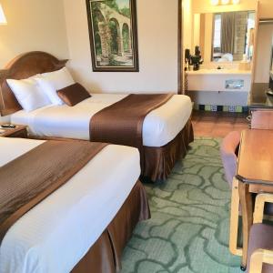 una camera d'albergo con due letti e un bagno di Eldorado Inn a Baker City