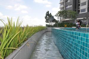 Bazén v ubytování AmySity Homestay Gandaria Modern Lifestyle walking distance to Hub Shopping Centre at Sek 9 Bangi Sentral With Netflix nebo v jeho okolí