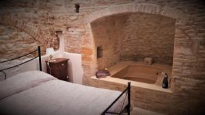 1 dormitorio con cama y bañera en La Scalinata Apartment en Perugia