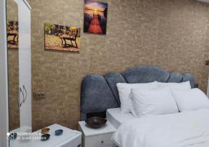Rodion Hotel في إسطنبول: غرفة نوم بسرير وكرسي ازرق