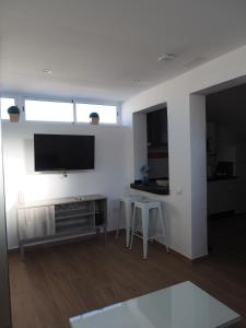 TV a/nebo společenská místnost v ubytování Ardales Loft