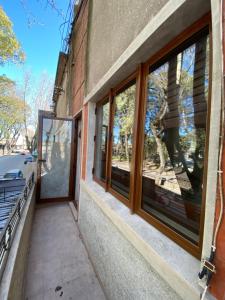 una entrada a un edificio con ventanas grandes en Apartamento Completo en el centro de Durazno, en Durazno