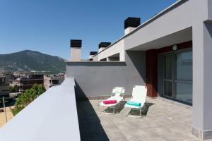 two chairs sitting on the roof of a house at Apartamento Las Margas Golf Pirineo Aragones in Sabiñánigo