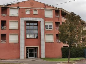 a red brick building with a tree in front of it at ORION - COSYNEST à Toulouse Blagnac - pkg privé & climatisation in Blagnac