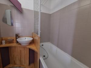 
A bathroom at ORION - COSYNEST à Toulouse Blagnac avec pkg privé réservé
