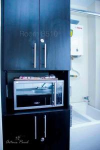 a microwave in a black cabinet in a bathroom at Apartamento cerca al Parque del Café, Eje Cafetero in Montenegro