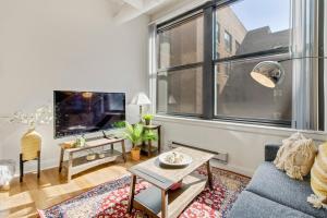 - un salon avec une grande fenêtre et une télévision dans l'établissement Sleeps 6! 2 Bedrm, Gym, Close to Major Attractions, à Philadelphie