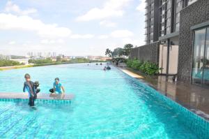 Bazén v ubytování AmySity Homestay Gandaria Modern Lifestyle walking distance to Hub Shopping Centre at Sek 9 Bangi Sentral With Netflix nebo v jeho okolí