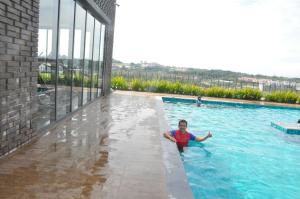 Bazén v ubytování AmySity Homestay Gandaria Modern Lifestyle walking distance to Hub Shopping Centre at Sek 9 Bangi Sentral With Netflix nebo v jeho okolí