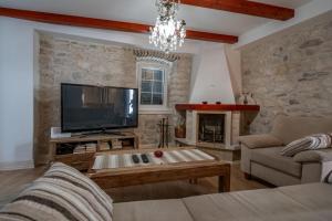 Μια τηλεόραση ή/και κέντρο ψυχαγωγίας στο Apartments INN Baska Voda